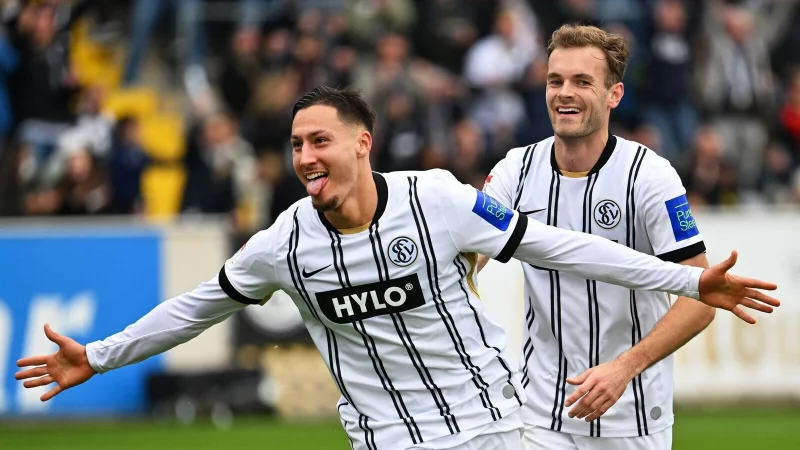 Younes Ebnoutalib (vorn): Hattrick gegen Fürth. - © Harald Tittel/dpa