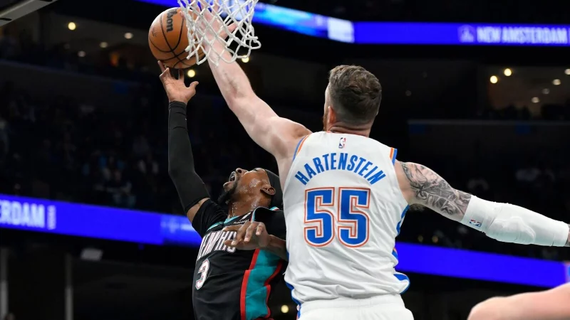 Hartenstein (rechts) und OKC sind in der NBA das Ma&szlig; der Dinge. - &copy; Brandon Dill/AP/dpa