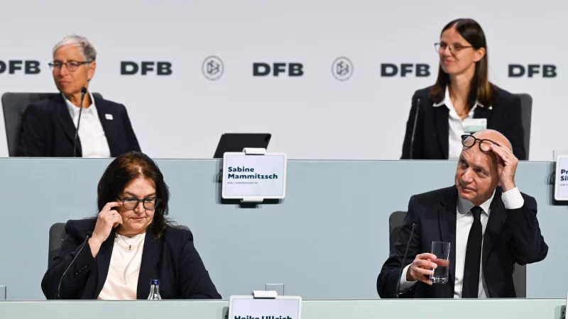 Das Bild t&auml;uscht: DFB-Boss Bernd Neuendorf umgeben nur vom Frauen - &copy; Arne Dedert/dpa