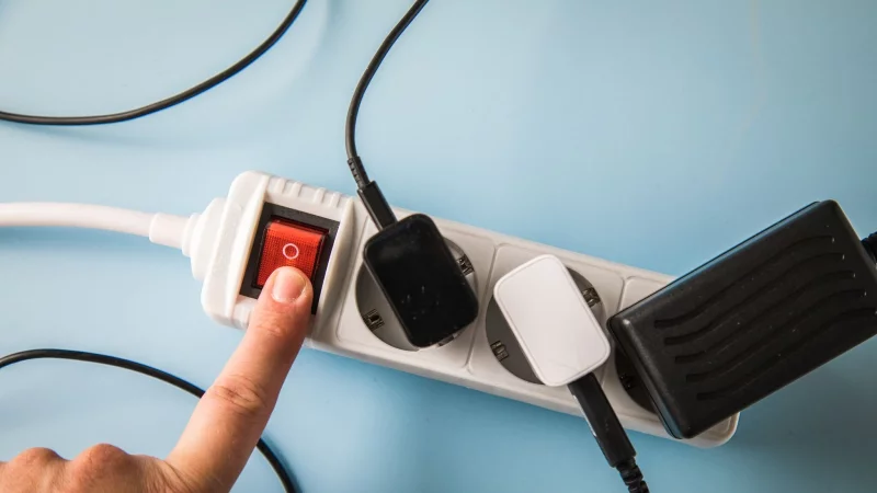 Schalter aus, Strom gespart: Mit abschaltbaren Steckdosenleisten lassen sich Stromfresser leicht ausschalten. - &copy; Christin Klose/dpa Themendienst/dpa-tmn