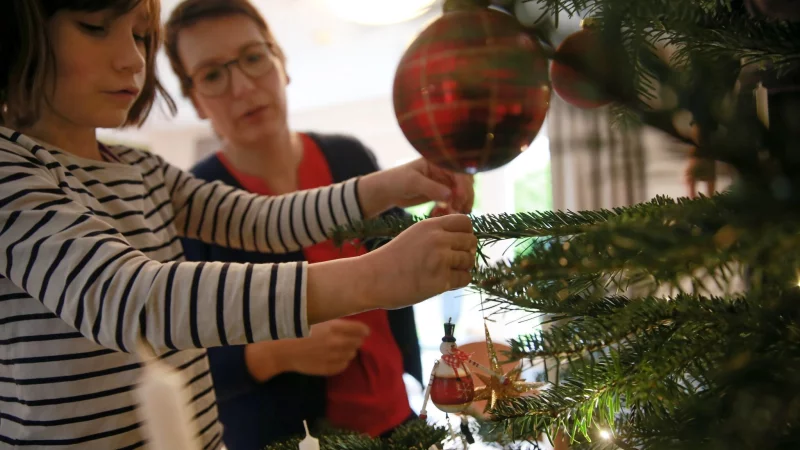 Baum schmücken, Plätzchen backen: Wiederkehrende Rituale vermitteln Kindern in der Weihnachtszeit Vertrautheit, Vorhersagbarkeit und Wertschätzung. - © Mascha Brichta/dpa-tmn
