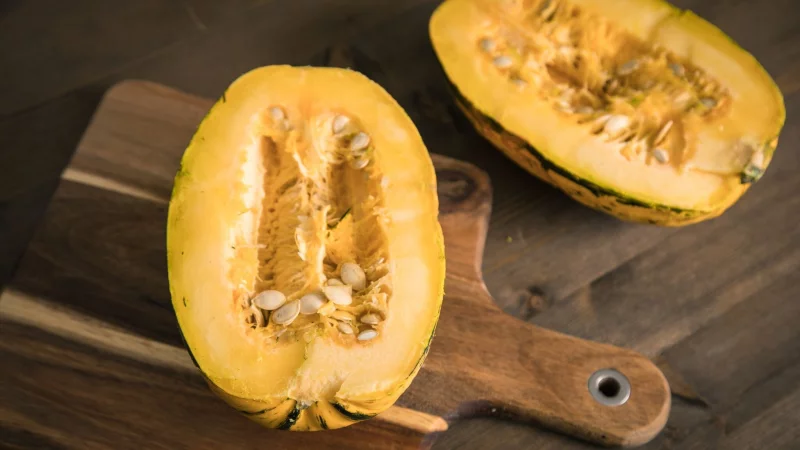 Bitterstoffe im Kürbis sind giftig und können unter anderem zu Bauchschmerzen, Erbrechen und Durchfall führen. - © Christin Klose/dpa-tmn