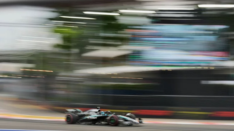 Mercedes-Pilot George Russell schnappte sich &uuml;berraschend die Pole Position in Singapur. - &copy; Vincent Thian/AP/dpa