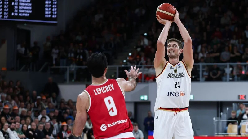 Tibor Pleiß spielt ab sofort für die Basketballer von Rasta Vechta. (Archivfoto) - © Daniel Löb/dpa