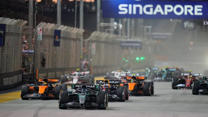 Mercedes-Pilot George Russell (M) verteidigte Platz eins am Start. - &copy; Vincent Thian/AP/dpa