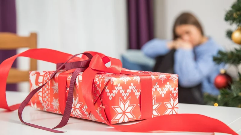 Hoffentlich keine Geschmacklosigkeit: Eine Studie enth&uuml;llt, wie oft Geschenke nach hinten losgehen. - &copy; Christin Klose/dpa-tmn