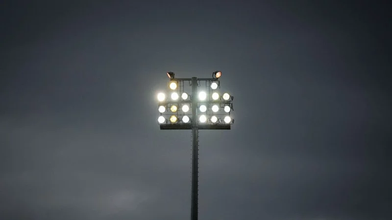 Beim Spiel zwischen Köln und Leverkusen in der Frauen-Bundesliga war das Flutlicht ausgefallen. (Archivbild) - © Soeren Stache/dpa