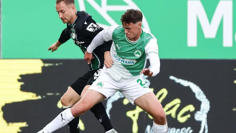 Hannover-Profi Maurice Neubauer (links) und der Fürther Lukas Reich kämpfen um den Ball. - © Daniel Löb/dpa