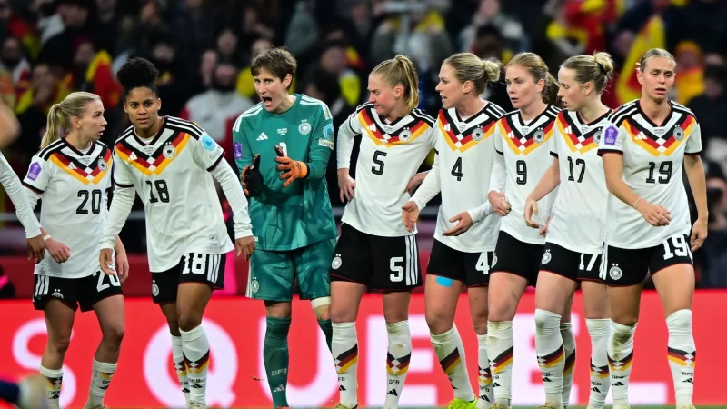 Nationaltorhüterin Ann-Katrin Berger kassierte am Dienstagabend drei Gegentore. - © Sebastian Christoph Gollnow/dpa