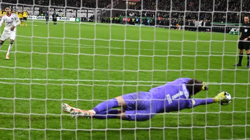 Wird zum Helden: Gregor Kobel im BVB-Tor - &copy; Arne Dedert/dpa