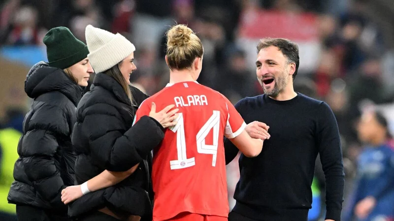Bayern-Trainer Jos&eacute; Barcala feiert mit Torsch&uuml;tzin Alara den Sieg &uuml;ber Arsenal. - &copy; Jens Niering/dpa