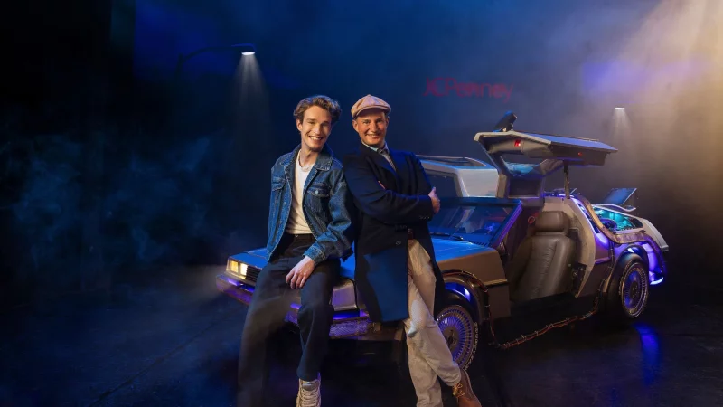 Ab in die Vergangenheit - und zwar mit dem DeLorean: Wer in Hamburg das Kultauto in dem Musical &laquo;Zur&uuml;ck in die Zukunft&raquo; fahren darf, steht jetzt fest. Es sind die Musicaldarsteller Raphael Gro&szlig; und Jan Kersjes. - &copy; Morris MacMatzen/Stage Entertainement/dpa