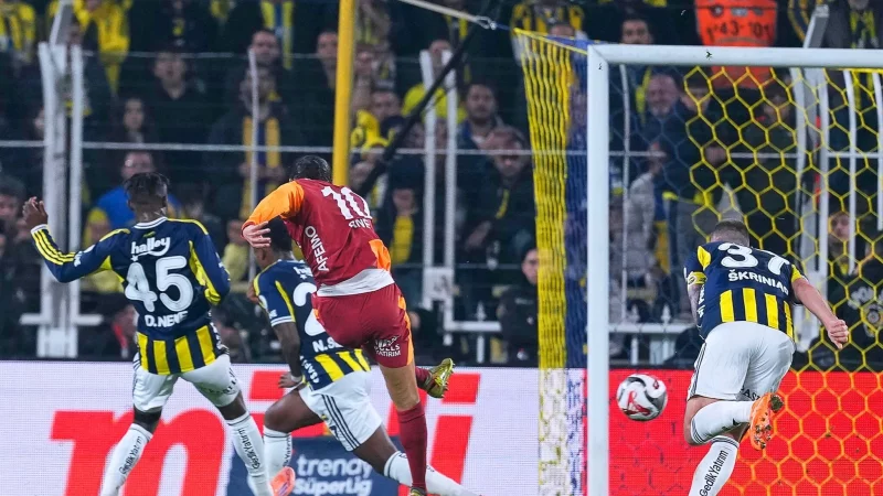 Leroy Sané hat seine Mannschaft im Derby in Führung gebracht. - © Khalil Hamra/AP/dpa