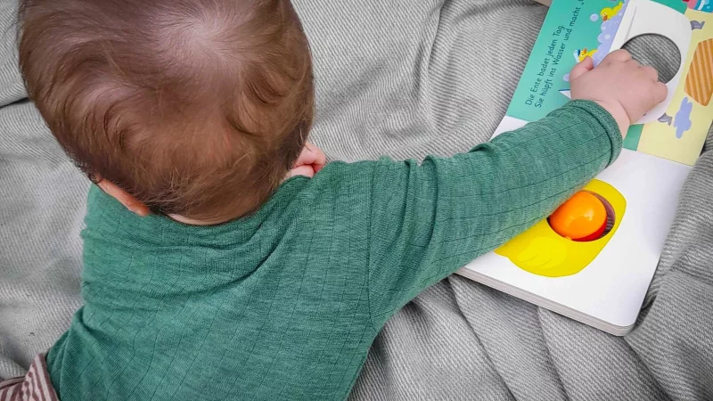 So bleibt das Material schön und sauber: Frische Flecken auf Wolle-Seide-Bodys entfernt man am besten sofort mit kaltem Wasser und etwas Gallseife. - © Jessica Kliem/dpa-tmn