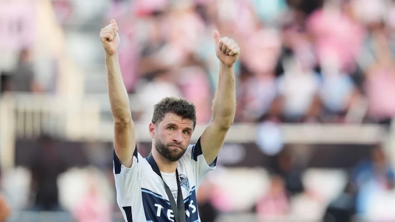 Müller steht nun auch offiziell in der kommenden Saison bei den Vancouver Whitecaps unter Vertrag. - © Rebecca Blackwell/AP/dpa