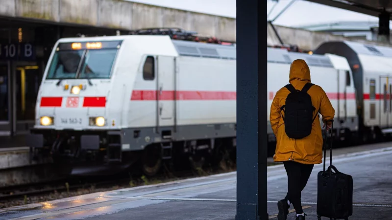 Schietwetter: Wegen Herbstst&uuml;rmen kann es im Bahnverkehr zu erheblichen Einschr&auml;nkungen kommen. - &copy; Moritz Frankenberg/dpa/dpa-tmn