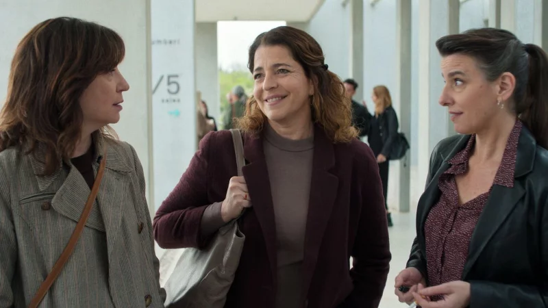 Eva (Nora Navas) gesteht ihren Freundinnen, dass sie nach 25 Ehejahren noch einmal die große Liebe spüren möchte... Szene des Films. - © -/Neue Visionen Filmverleih/dpa