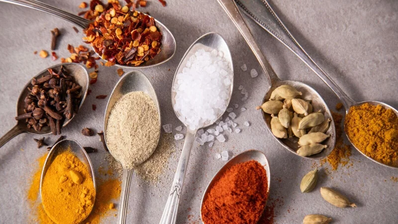 Das Salz in der Suppe? Reicht heute nicht mehr aus. Zunehmend halten Gewürze mit vielschichtigen Aromen Einzug in die Alltagsküche. - © Christin Klose/dpa-tmn