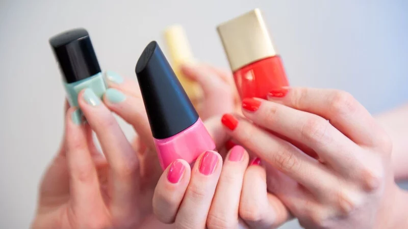 Um Nagellack umweltfreundlich zu entsorgen, sollten flüssige Reste als Sondermüll bei einer Schadstoffsammelstelle oder auf dem Wertstoffhof abgegeben werden. - © Mascha Brichta/dpa-tmn