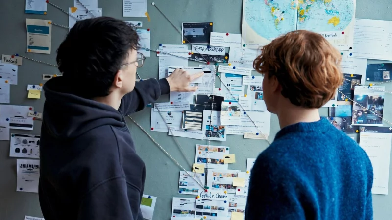 Julius und Moritz wollen den Filmdieb stellen. - © Benedikt Hugendubel/MDR/dpa