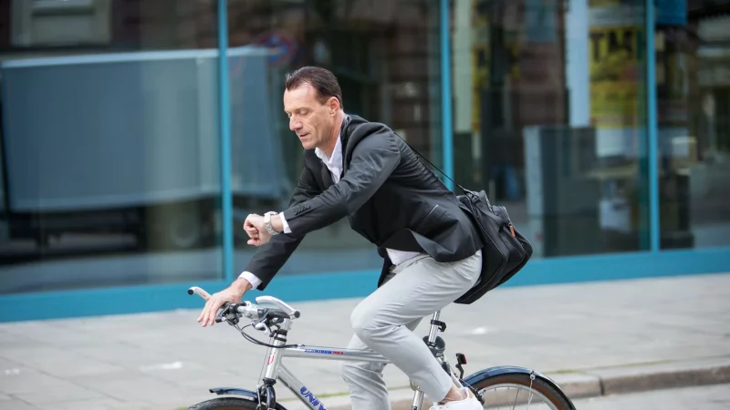 Verflixt, schon wieder zu sp&auml;t. Wer st&auml;ndig versp&auml;tet zur Arbeit kommt, riskiert mitunter seinen Job. - &copy; Christin Klose/dpa-tmn