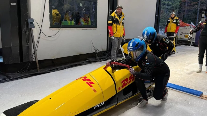 Peking-Olympiasiegerin Laura Nolte (vorne) startet ihren Zweierbob mit Anschieberin Deborah Levi (hinten) auf der neuen Olympia-Bahn. - &copy; Jasmin Isken/BSD/dpa