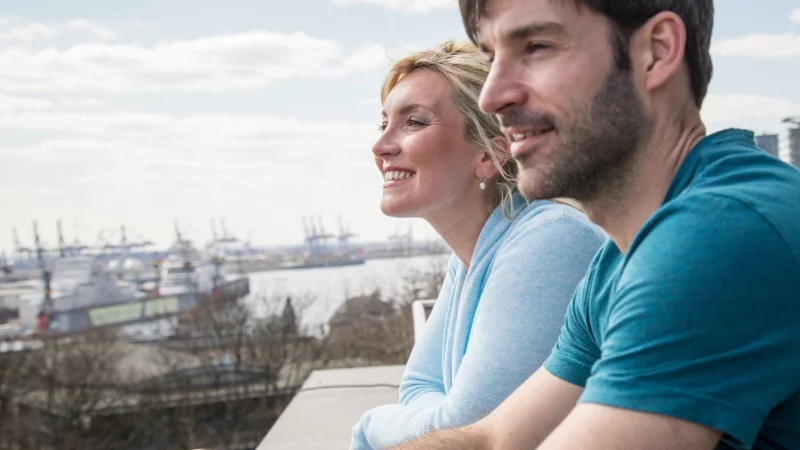 Wer sorglos in die Zukunft schauen möchte, sollte rechtzeitig Geld fürs Alter beiseitelegen. - © Christin Klose/dpa-tmn