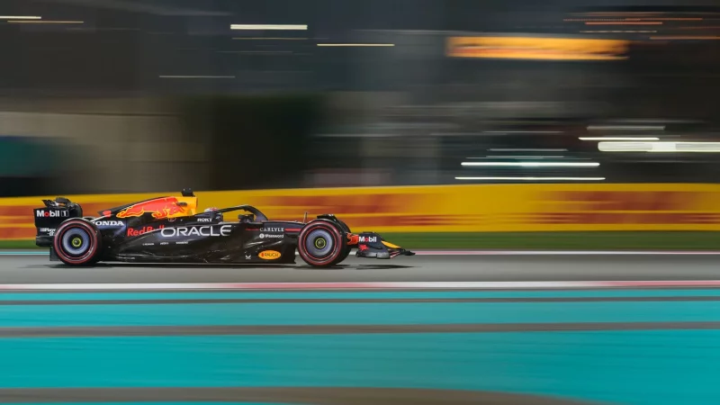 Verstappen versucht alles, um doch noch seinen fünften Titel in Serie zu holen. - © Altaf Qadri/AP/dpa