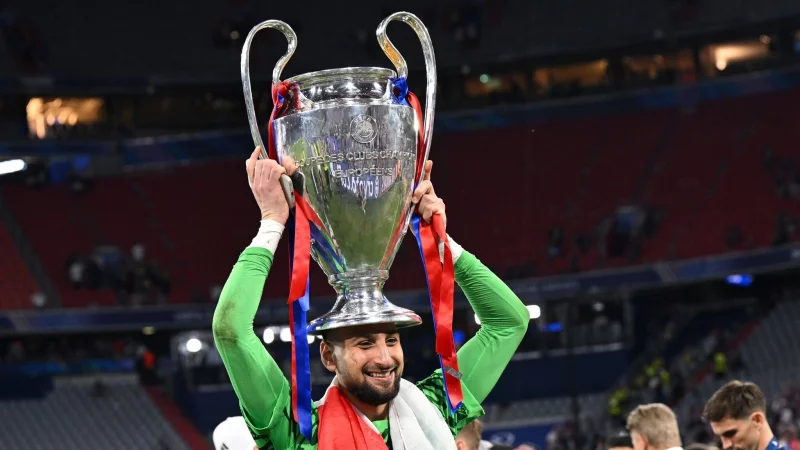 Kr&ouml;nung: Gianluigi Donnarumma mit der Champions-League-Troph&auml;e. - &copy; Sven Hoppe/dpa