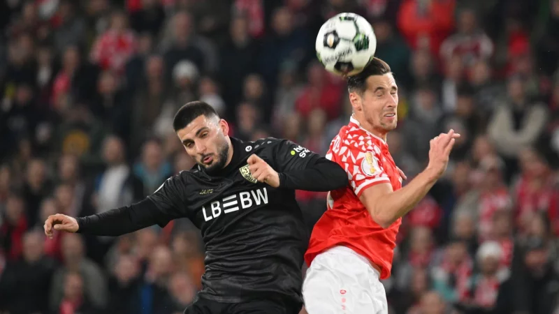 Schenkten sich nichts: Deniz Undav und Dominik Kohr im Luftduell. - &copy; Torsten Silz/dpa