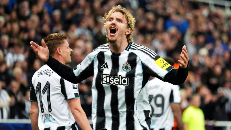 Nick Woltemade feiert mit Newcastle United den Sieg gegen Benfica Lissabon - © Mike Egerton/PA Wire/dpa