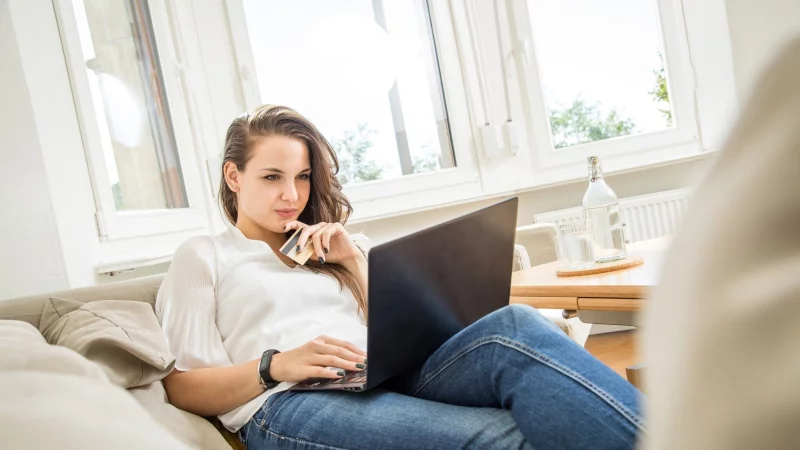 Einfach von der Couch zu Hause &uuml;ber den Laptop oder unterwegs mit dem Smartphone zu shoppen, ist f&uuml;r uns zu einer Selbstverst&auml;ndlichkeit geworden. Aber wie geht das nachhaltiger? - &copy; Christin Klose/dpa-tmn