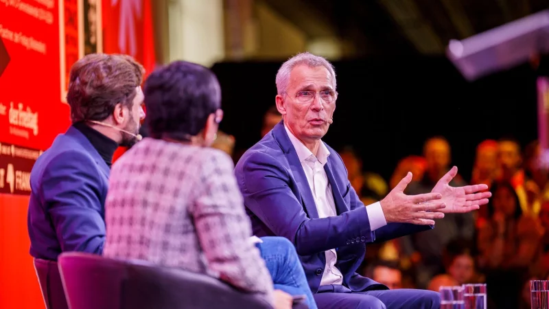 Jens Stoltenberg (r-l), Maria Ressa und Moderator Sebastian Puschner diskutieren auf der Frankfurter Buchmesse. - &copy; Andreas Arnold/dpa