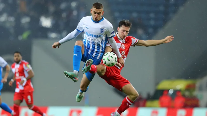 Der FSV Mainz 05 um William B&oslash;ving (r) tat sich gegen Craiova schwer. - &copy; Constantin Stefan/dpa