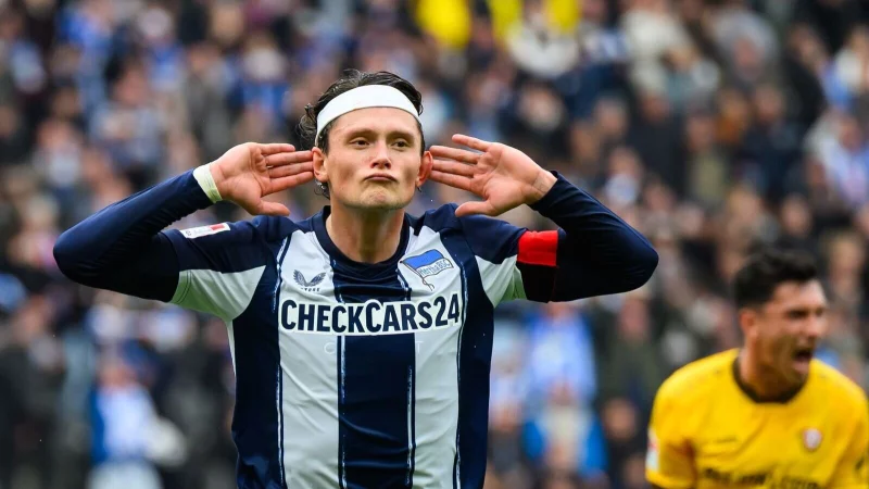 Kapit&auml;n Fabian Reese sorgt per Elfmeter f&uuml;r die Vorentscheidung. - &copy; Robert Michael/dpa