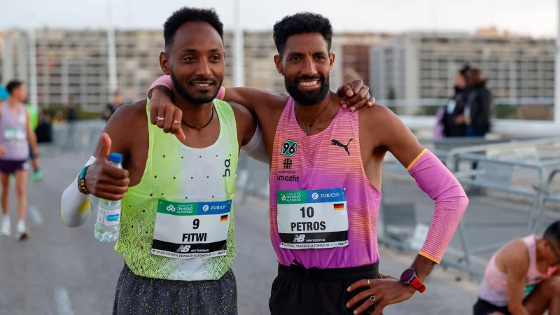Samuel Fitwi (l) und Amanal Petros lieferten sich beim Silvesterlauf in Trier ein Duell. (Archivbild) - &copy; David Gonzalez/dpa