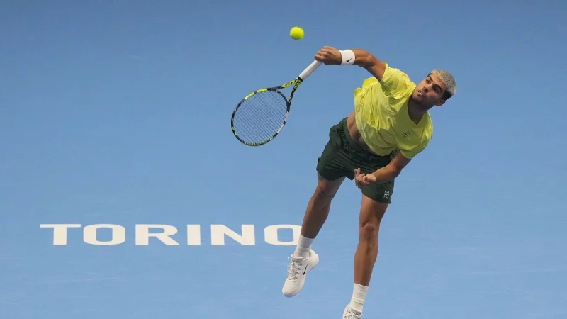 Carlos Alcaraz wird das neue Tennis-Jahr definitiv als Nummer 1 beginnen. - &copy; Antonio Calanni/AP/dpa