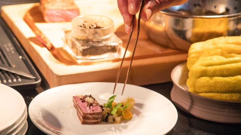 Bei Sternek&ouml;chen wird der Teller zur Leinwand. Das geht auch daheim. Beim Spiel mit Farben und Komponenten sollten Portionen filigran platziert werden, gern auch mit Pinzette. So wird der Teller zum Kunstwerk, der Koch zum K&uuml;nstler. - &copy; Christin Klose/dpa-tmn