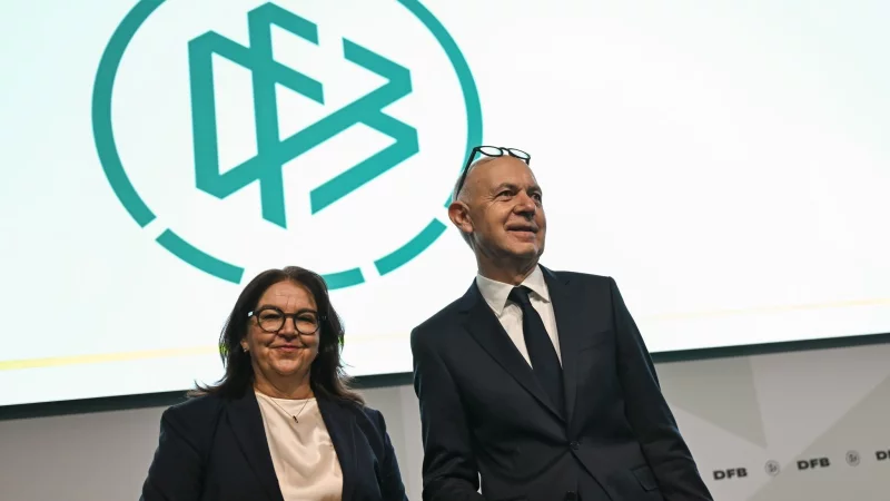 DFB-Spitzenfunktion&auml;re Heike Ullrich und Bernd Neuendorf: gro&szlig;er Schritt f&uuml;r die Frauen-Bundesliga - &copy; Arne Dedert/dpa