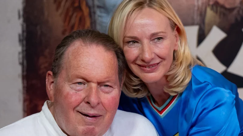 Kabarettist Ottfried Fischer, hier mit seiner Frau Simone, kann nach eigenen Worten mit Moderator Thomas Gottschalk mitfühlen. (Archivbild) - © Sven Hoppe/dpa