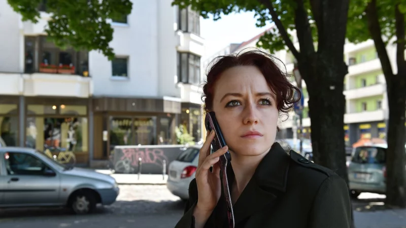 Notruf w&auml;hlen! Wer Zeuge einer Straftat wird, sollte umgehend Hilfe holen. - &copy; Jens Kalaene/dpa-tmn