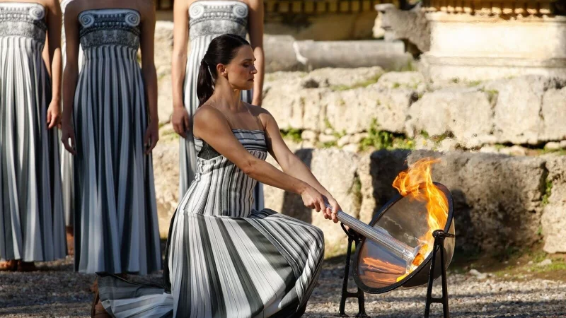 Traditionelle Entzündung der Olympischen Flamme per Parabolspiegel. - © Socrates Baltagiannis/dpa
