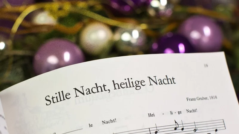 Weihnachten h&ouml;ren, riechen, f&uuml;hlen: Musik und Rituale sind f&uuml;r Menschen mit Demenz wertvolle Anker. - &copy; Michael Kappeler/dpa/dpa-tmn