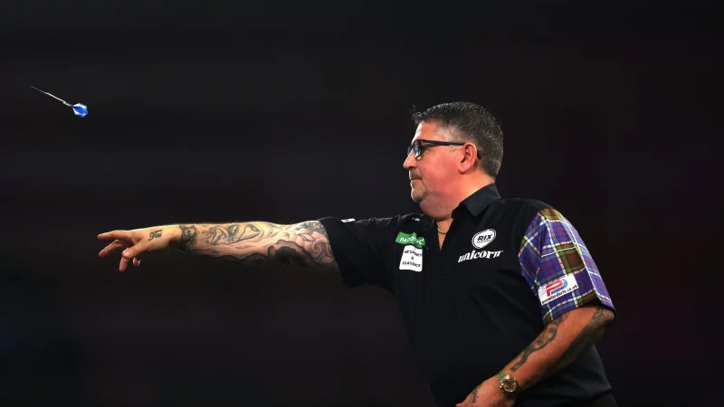 Gary Anderson beim Duell der beiden Giganten. - &copy; Steven Paston/PA Wire/dpa