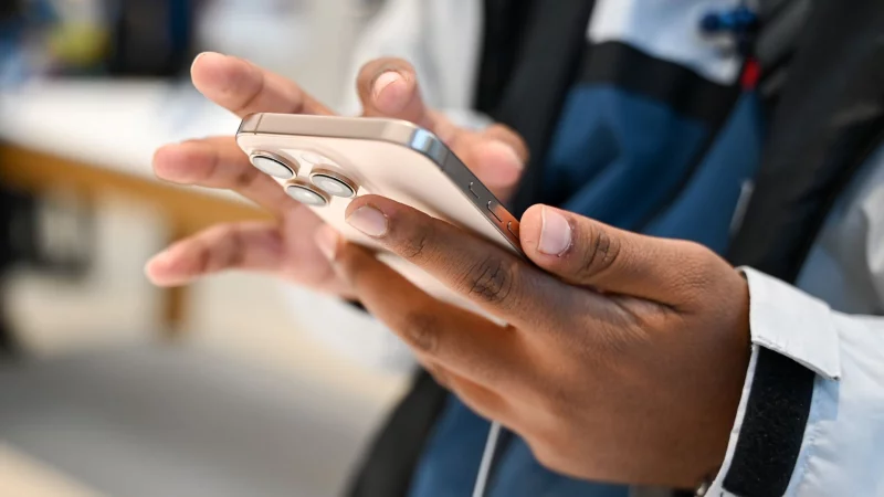 Die Kamera-App startet bislang oft unbeabsichtigt durch einen Wisch nach links: Künftig kann diese Funktion in den Einstellungen abgeschaltet werden. - © Katharina Kausche/dpa/dpa-tmn