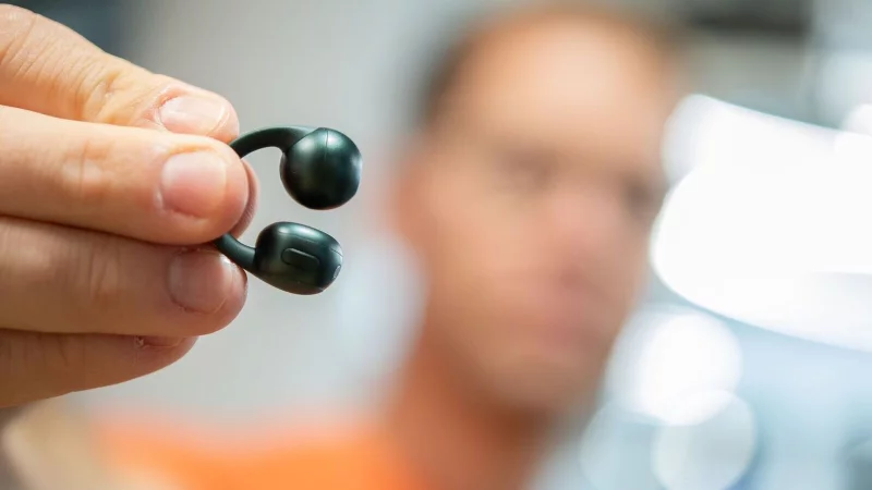 Und wie macht man das jetzt auf die Ohren? Einfach &uuml;ber die Ohrmuschel schieben und schon k&ouml;nnen die Moto Buds Loop loslegen. - &copy; Nico Tapia/dpa-tmn