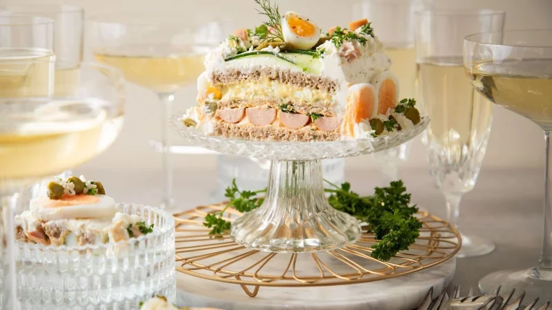 Schicht f&uuml;r Schicht zur Brottorte: Mit Eiersalat, Wiener W&uuml;rstchen und Obazda-F&uuml;llung sorgt die viereckige Torte f&uuml;r Bewunderung. - &copy; Christin Klose/dpa-tmn