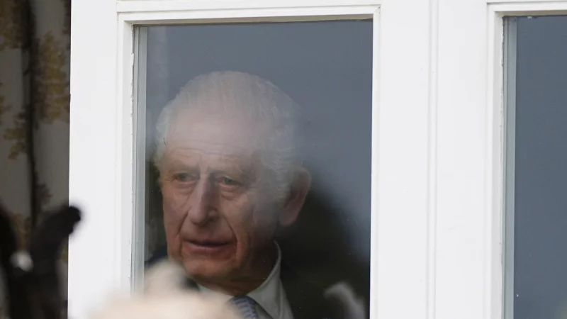 Der britische K&ouml;nig Charles III. und seine Frau Camilla sind nach eigenen Angaben zutiefst schockiert und betr&uuml;bt &uuml;ber den Angriff vor einer Synagoge in Manchester. (Archivbild) - &copy; Aaron Chown/Pool PA/dpa
