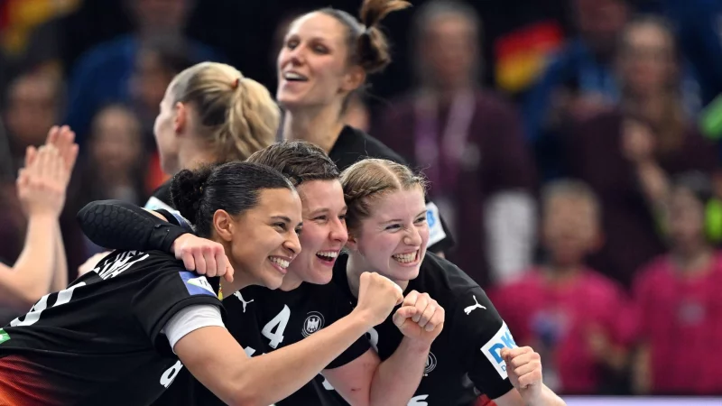 Für die deutschen Handballerinnen ist der Halbfinaleinzug schon ein Erfolg. - © Federico Gambarini/dpa