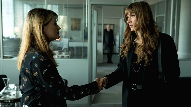 «Der Zürich-Krimi: Borchert und der Schlüssel zum Mord»: Hannah (Sophie Pfennigstorf, re.) und Dominique (Ina Paule Klink, li.) treffen eine Vereinbarung. - © Pascal Mora/ARD Degeto/dpa